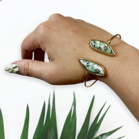 2/$20βΌοΈ GREEN MARBLE GOLD THIN BANGLE